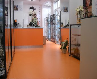 Oranje gietvloer epoxy winkel